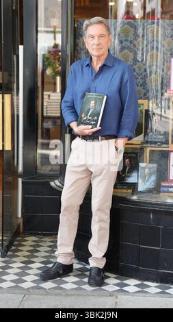 L'attore Michael Brandon, protagonista della serie televisiva degli anni '1980 Dempsey e Makepeace, al lancio della sua autobiografia "That's All i'm Say", a Waterstones, nel centro di Londra. Data foto: Martedì 17 giugno 2025. Foto Stock