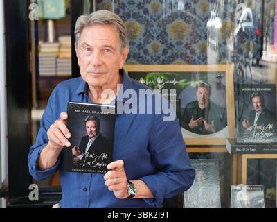 L'attore Michael Brandon, protagonista della serie televisiva degli anni '1980 Dempsey e Makepeace, al lancio della sua autobiografia "That's All i'm Say", a Waterstones, nel centro di Londra. Data foto: Martedì 17 giugno 2025. Foto Stock
