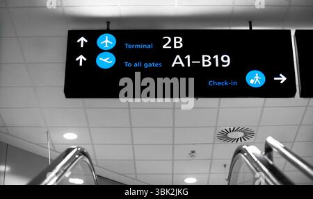 Cartello per l'aeroporto dei terminal a Budapest, Ungheria Foto Stock