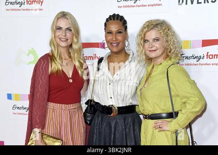 Tanja Buelter, Marie Amiere und Eva Imhof beim Ernstings Family Mode Empfang unter dem ispira motto CELEBRATE DIVERSITY im Riverside Hotel ad Amburgo am 17.06.2025 *** Tanja Buelter, Marie Amiere ed Eva Imhof al ricevimento di moda per famiglie Ernstings con il motto ispiratore CELEBRATE LA DIVERSITÀ al Riverside Hotel di Amburgo il 17 06 2025 Foto Stock
