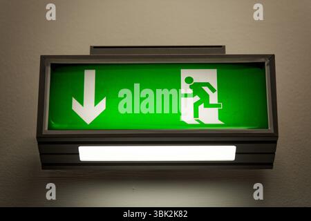 Segnale di uscita sul muro di un edificio Foto Stock