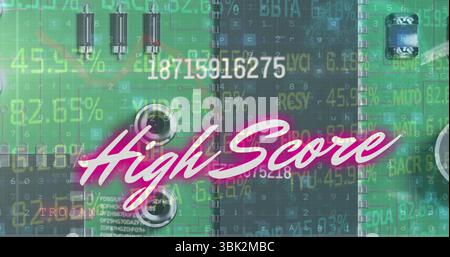 Combinazione di una scheda a circuito stampato verde con punteggio elevato al neon rosa sovrapposto, con tubi per vuoto e dati numerici Foto Stock