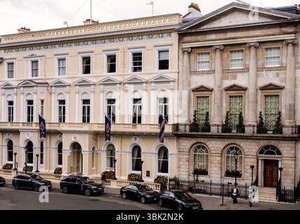 St James's Square, Londra; mostra (a sinistra) l'East India Club, un club privato dei membri Foto Stock