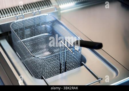 pulire la foto da vicino della friggitrice in cucina Foto Stock