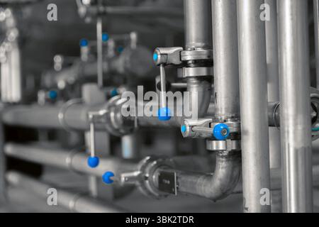 Tubazioni di alta qualità pulite negli interni industriali Foto Stock