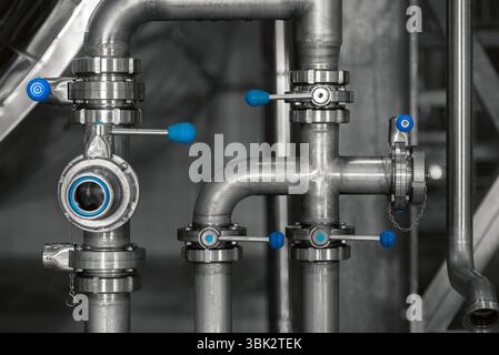 Tubazioni di alta qualità pulite negli interni industriali Foto Stock