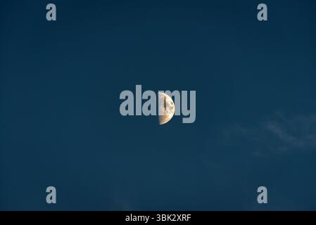 Luna mezzaluna nella foto del primo piano del cielo notturno Foto Stock