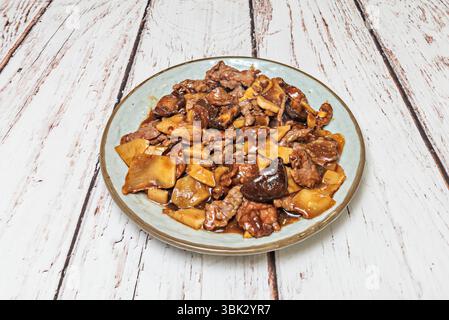 Il manzo è tagliato a fette sottili ​​and saltato con germogli di bambù e funghi (spesso coltivati, anche se in Cina vengono utilizzati shiitake o funghi di legno) Foto Stock