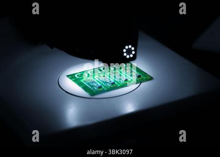 Mano umana tenendo moderno processore closeup photo Foto Stock