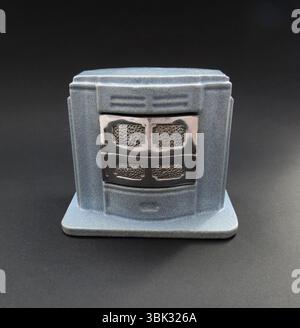 Una scatola di denaro vintage, prodotta come oggetto promozionale dai produttori di stufe belgi Ciney, e probabilmente risalente agli anni '1930 È realizzato in ferro smaltato e cromo sotto forma di una stufa Ciney. Foto Stock