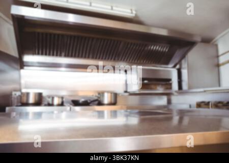 Il piano d'appoggio in acciaio e la cappa di scarico sono mostrati nell'illustrazione della cucina piana, con fornelli e pentole Foto Stock