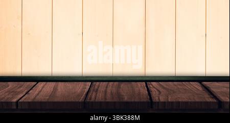 la superficie rustica del piano portapaziente in legno viene mostrata in un design piatto, con fondo verticale Foto Stock