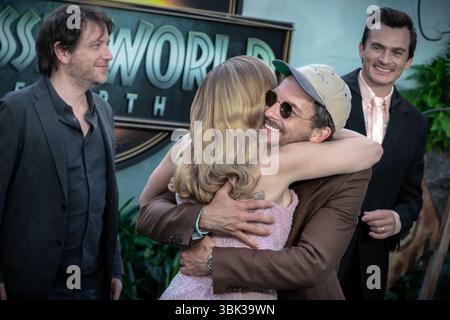 Londra, Regno Unito. 17 giugno 2025. (L-R) Gareth Edwards, Scarlett Scarlett Johansson, Jonathan Bailey e Rupert Friend partecipano alla prima mondiale "Jurassic World Rebirth" all'Odeon Luxe Leicester Square. Crediti: Guy Corbishley/Alamy Live News Foto Stock