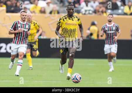 East Rutherford, New Jersey, Stati Uniti. 17 giugno 2025. Serhou Guirassy (9) del Borussia Dortmund controlla la palla durante la Coppa del mondo per club FIFA 2025: Fluminense FC vs. Borussia Dortmund match a East Rutherford, New Jersey, USA il 17 giugno 2025. La partita si è conclusa con pareggio senza reti. (Credit Image: © Lev Radin/Pacific Press via ZUMA Press Wire) SOLO PER USO EDITORIALE! Non per USO commerciale! Foto Stock