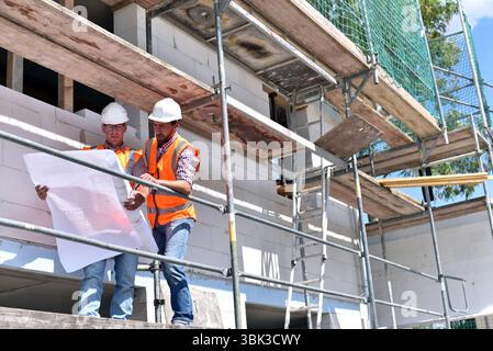 Costruzione di manager e architetto sul sito durante la costruzione di una casa - la pianificazione e il controllo sul sito - il lavoro di squadra Foto Stock