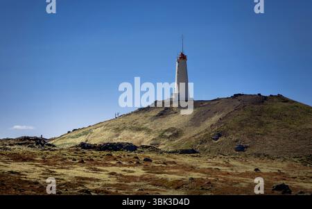 Foto di un piccolo faro permanente sulla collina Foto Stock