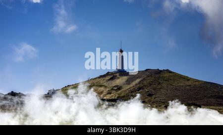 Foto di un piccolo faro in piedi sulla collina Foto Stock