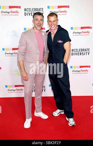 Mostra di moda familiare di Jo Weil und Lukas Sauer bei der Ernsting 2025 im Empire Riverside Hotel. Amburgo, 17.06.2025 *** Jo Weil e Lukas Sauer all'Ernsting's Family Fashion Show 2025 all'Empire Riverside Hotel Hamburg, 17 06 2025 foto:xgbrcix/xFuturexImagex ernstings 5617 Foto Stock