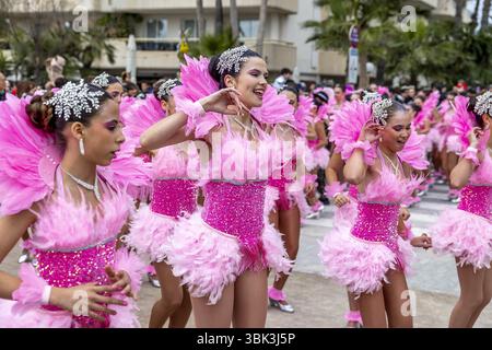 Carnevale di Sitges, Catalogna, Spagna. Costume band in sfilata Foto Stock