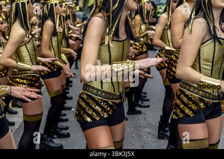 Carnevale di Sitges, Catalogna, Spagna. Costume band in sfilata Foto Stock