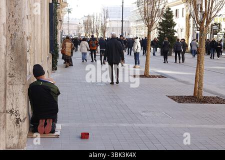 Mendicare sul marciapiede vicino al Vaticano, Roma, Italia Foto Stock