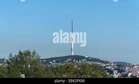 Istanbul, Turchia - 15 maggio 2025: Camlica Communications Tower con ponti di osservazione e ristoranti. Torre radio TV Camlica dall'architettura moderna. Foto Stock