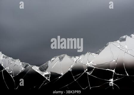 Smartphone con schermo rotto su sfondo bianco Foto Stock