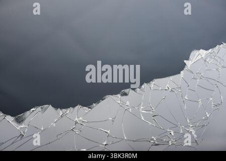 Smartphone con schermo rotto su sfondo bianco Foto Stock