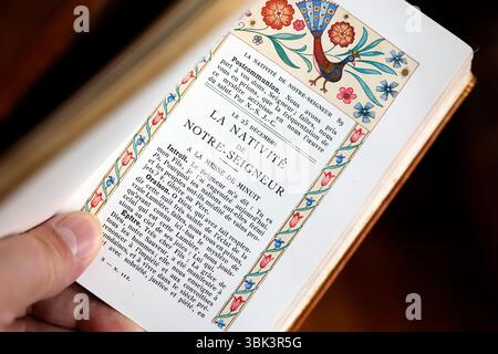 Uomo cattolico che legge un messale illustrato. Natività di Gesù o nascita di Cristo. Foto Stock