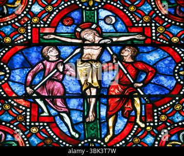 Cattedrale di Auxerre. Vetro colorato. Gesù sulla croce. La crocifissione. Auxerre. Francia. Foto Stock