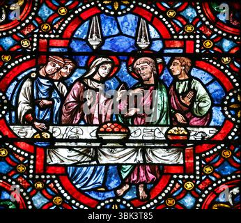 Cattedrale di Auxerre. Vetro colorato. Gesù e gli Apostoli all'ultima cena del giovedì Santo. Auxerre. Francia. Foto Stock