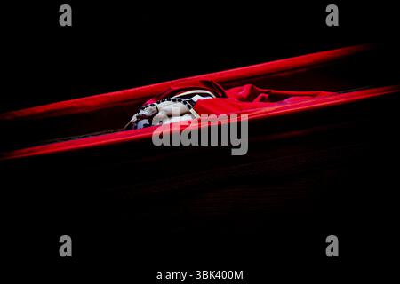 Bara con il corpo di Papa Francesco esposta nella Basilica di San Pietro in Vaticano il 23 aprile 2025. Foto Stock