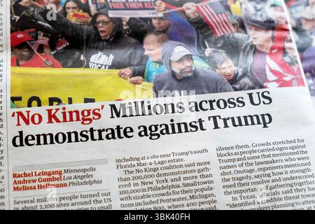 Milioni di "no Kings" negli Stati Uniti dimostrano contro Trump, il quotidiano The Guardian, titolo di proteste statunitensi contro Trump articolo 16 giugno 2025 Londra Inghilterra Regno Unito Foto Stock
