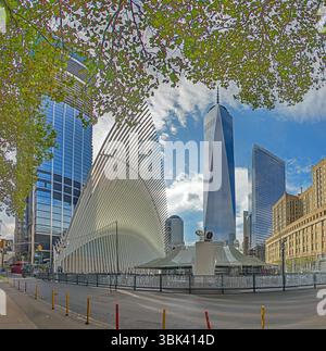 Ampia vista di Oculus e del One World Trade Center con i grattacieli circostanti a New York Foto Stock