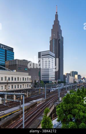Uscita sud della stazione di Shinjuku, con i grandi magazzini Takashimaya Times Square e l'edificio NTT Docomo Yoyogi sullo sfondo, Tokyo Foto Stock
