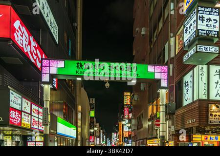 Scena di strada notturna nel quartiere Kabukicho, Shinjuku, Tokyo, Giappone Foto Stock