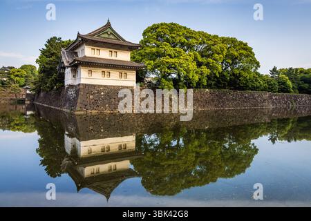 Il fossato di Kikyo-bori intorno al vecchio castello di Edo con la torre di guardia Sakurada Tatsumi Yagura, Tokyo, Giappone. Foto Stock