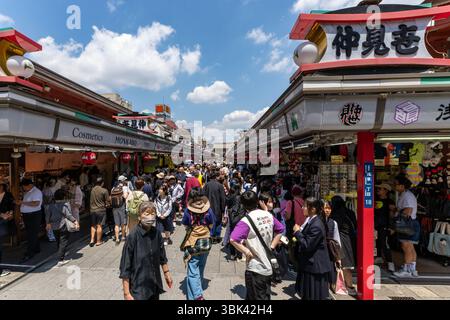 Folle di turisti e locali visitano la via dello shopping Nakamise-dori al tempio senso-ji ad Asakusa, Tokyo, Giappone. Foto Stock