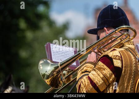 Mounted Band of the Household Cavalry al Trooping the Colour 2025, nel Mall, Londra, Regno Unito. Trombonista che suona Bravura march di CE Duble Foto Stock