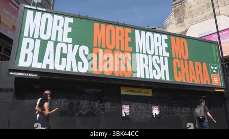 Cattura dello schermo da PA Video di un cartellone da Kneecap, di fronte alla stazione della metropolitana Lambeth North di Londra, sostegno a uno dei suoi membri og o hAnnaidh che è apparso in tribunale accusato di un reato di terrorismo mercoledì. Data foto: Mercoledì 18 giugno 2025. Il 27enne di Belfast, che si esibisce con il nome d'arte Mo Chara ed è anche conosciuto come Liam o'Hanna, è stato accusato di un reato di terrorismo relativo all'esposizione di una bandiera a sostegno di Hezbollah in un concerto all'O2 Forum di Kentish Town il 21 novembre. Foto Stock