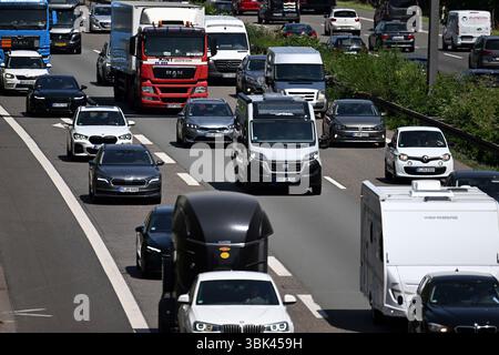Colonia, Germania. 18 giugno 2025. Le auto sono bloccate in ingorghi sull'autostrada 1. L'ADAC prevede un traffico molto intenso e ingorghi eccezionalmente lunghi all'inizio del fine settimana di Corpus Christi di mercoledì. Crediti: Federico Gambarini/dpa/Alamy Live News Foto Stock