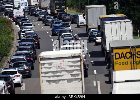 Colonia, Germania. 18 giugno 2025. Le auto sono bloccate in ingorghi sull'autostrada 1. L'ADAC prevede un traffico molto intenso e ingorghi eccezionalmente lunghi all'inizio del fine settimana di Corpus Christi di mercoledì. Crediti: Federico Gambarini/dpa/Alamy Live News Foto Stock