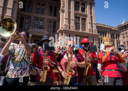 Austin, Stati Uniti. 14 giugno 2025. Manifestazione di protesta "No Kings" al Campidoglio del Texas, 16 giugno 2025, Austin, Texas, USA (foto di Violeta Alvarez/Sipa USA) credito: SIPA USA/Alamy Live News Foto Stock