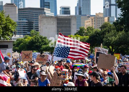 Austin, Stati Uniti. 14 giugno 2025. Manifestazione di protesta "No Kings" al Campidoglio del Texas, 16 giugno 2025, Austin, Texas, USA (foto di Violeta Alvarez/Sipa USA) credito: SIPA USA/Alamy Live News Foto Stock
