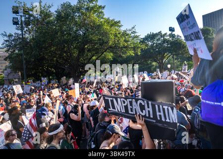 Austin, Stati Uniti. 14 giugno 2025. Manifestazione di protesta "No Kings" al Campidoglio del Texas, 16 giugno 2025, Austin, Texas, USA (foto di Violeta Alvarez/Sipa USA) credito: SIPA USA/Alamy Live News Foto Stock