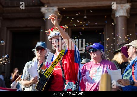 Austin, Stati Uniti. 14 giugno 2025. Manifestazione di protesta "No Kings" al Campidoglio del Texas, 16 giugno 2025, Austin, Texas, USA (foto di Violeta Alvarez/Sipa USA) credito: SIPA USA/Alamy Live News Foto Stock