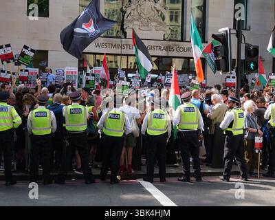 Manifestanti fuori dalla Corte dei magistrati di Westminster mercoledì 18 giugno 2025 a sostegno di Liam o'Hanna, o Liam og o hAnnaidh del trio irlandese Hip Hop Kneecap, accusato di mostrare una bandiera a sostegno di Hezbollah, un'organizzazione vietata nel Regno Unito Foto Stock