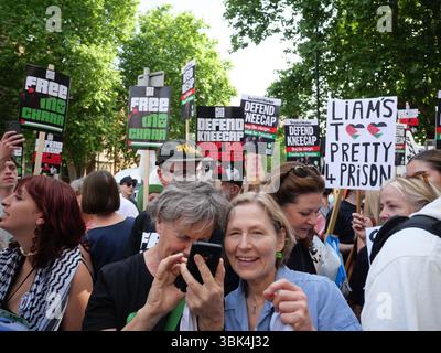 Manifestanti fuori dalla Corte dei magistrati di Westminster mercoledì 18 giugno 2025 a sostegno di Liam o'Hanna, o Liam og o hAnnaidh del trio irlandese Hip Hop Kneecap, accusato di mostrare una bandiera a sostegno di Hezbollah, un'organizzazione vietata nel Regno Unito Foto Stock