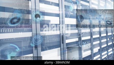 Armadi per server luminosi che mostrano i componenti nei corridoi dei data center, con sovrapposizioni HUD digitali Foto Stock