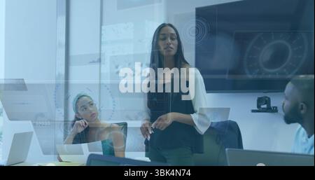 Presentando una riunione di lavoro in una sala riunioni con computer portatili blocchi appunti penne monitor videocamera Foto Stock